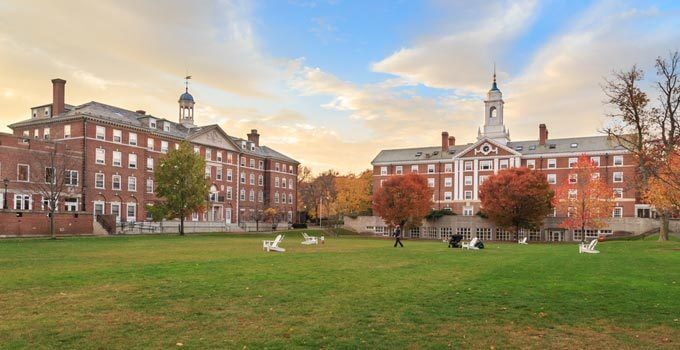 Não dá para falar de educação superior nos EUA sem falar de Harvard uma das universidades mais importantes do país e do mundo, 
