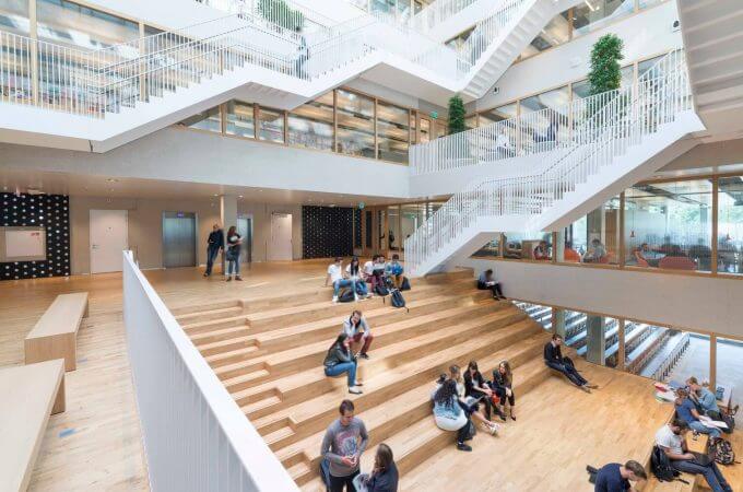 Interior do prédio da Erasmus University Rotterdam. Crédito: Jeroen Musch
