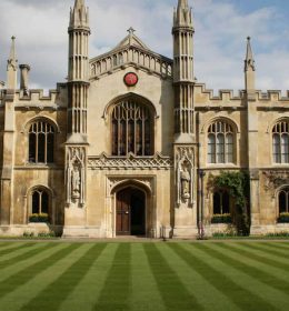 Cambridge está entre as melhores universidades para estudar psicologia