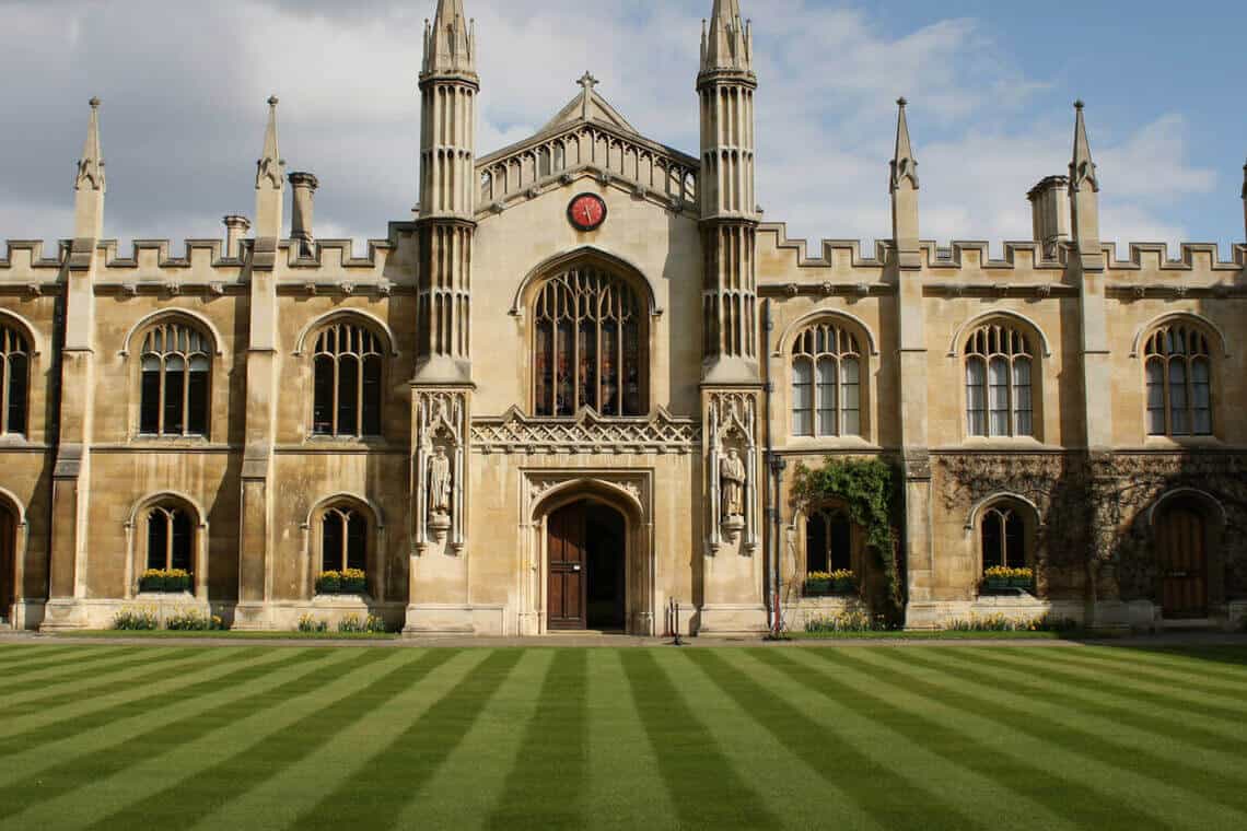 Cambridge está entre as melhores universidades para estudar psicologia