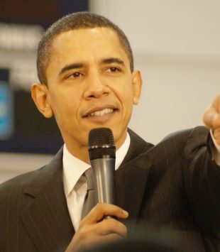 Barack Obama apontando - bolsas da Obama Foundation