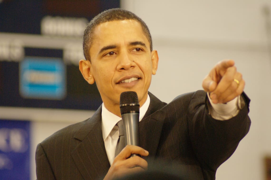 Barack Obama apontando - bolsas da Obama Foundation