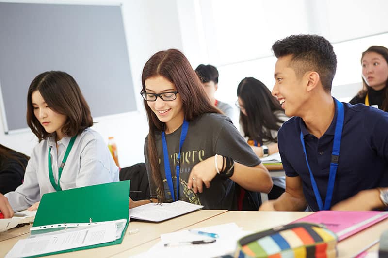 Algumas universidades dos EUA e Reino Unido oferecem programas do tipo "Foundation", de preparação