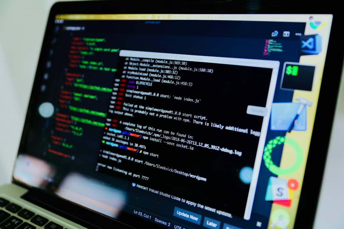 Engenharia de software / computador com tela cheia de código