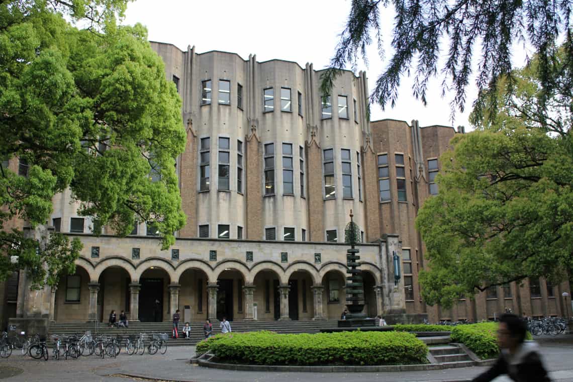Biblioteca da Universidade de Tokyo, uma das instituições nas quais é possível estudar com as bolsas MEXT