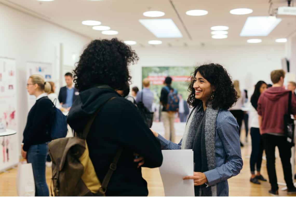 Duas mulheres conversando durante o dia de abertura da Hertie School of Governance