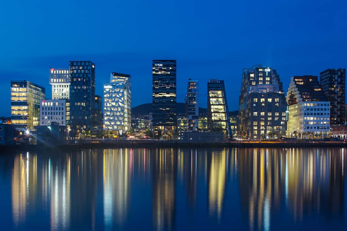 Vista noturna da cidade de Oslo, capital da Noruega