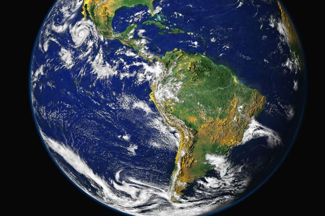 A Terra vista do espaço, com a América Latina em foco