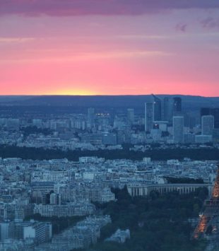 Vista aérea de Paris durante o por do sol, com a Torre Eiffel em primeiro plano - concurso universitário