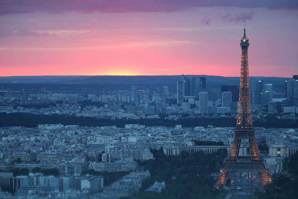 Vista aérea de Paris durante o por do sol, com a Torre Eiffel em primeiro plano - concurso universitário