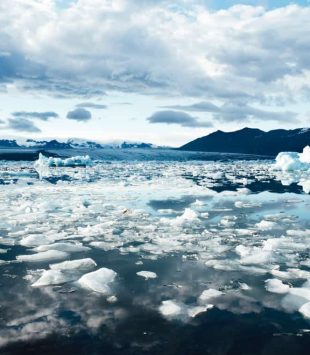 mudança climática: uma geleira derretida