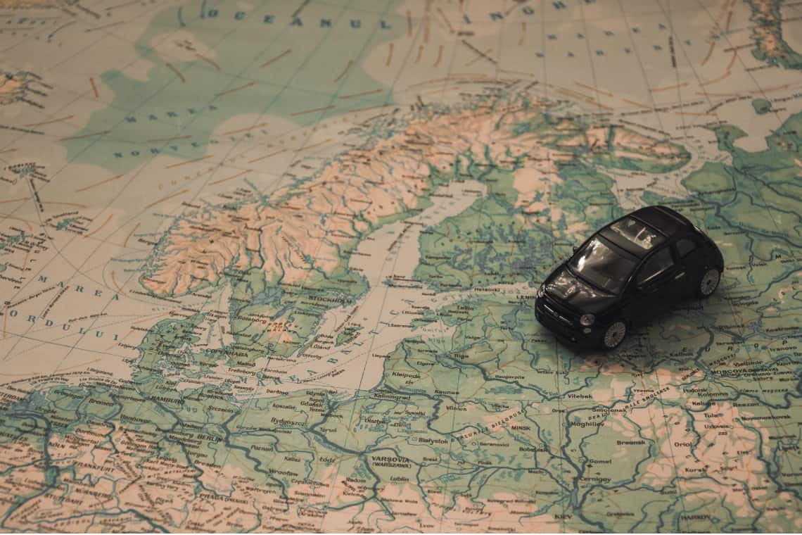 Carrinho de brinquedo em cima do mapa da Europa