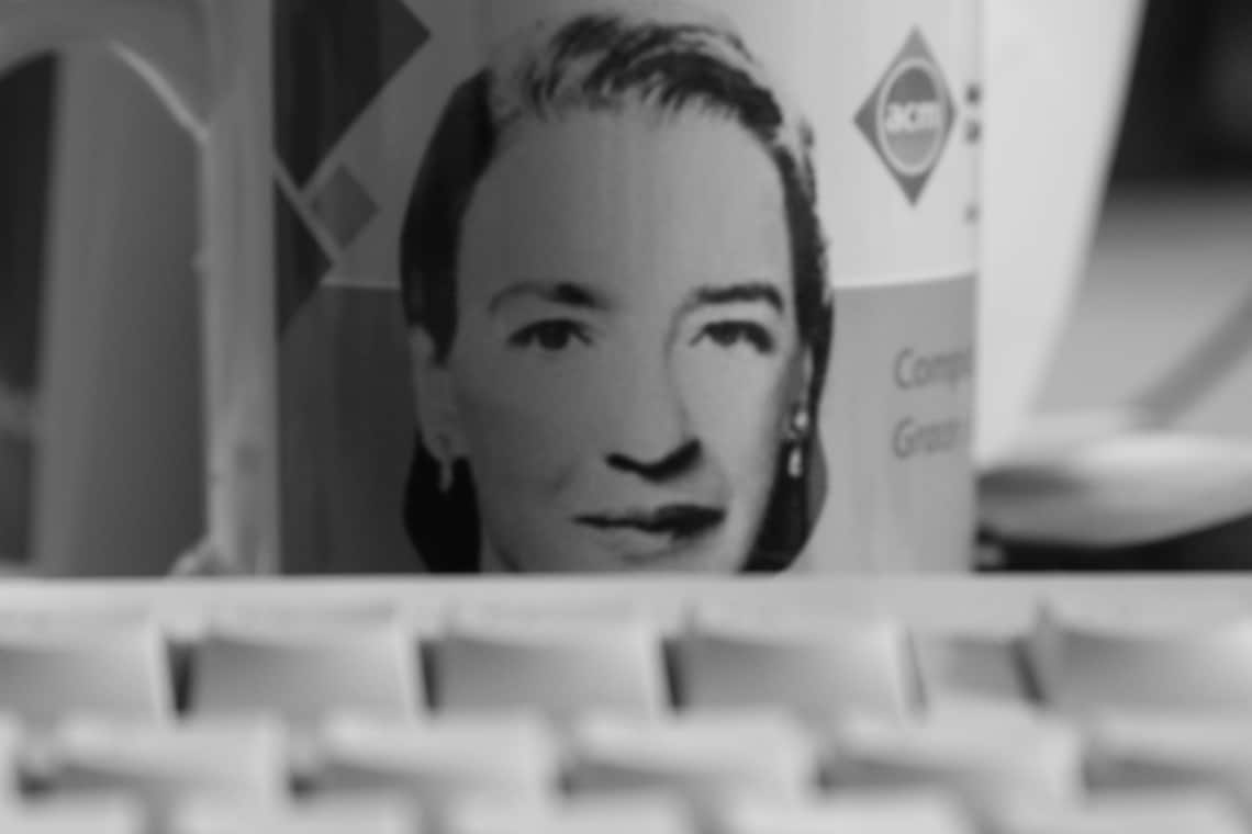 Grace Hopper, com um teclado desfocado à frente