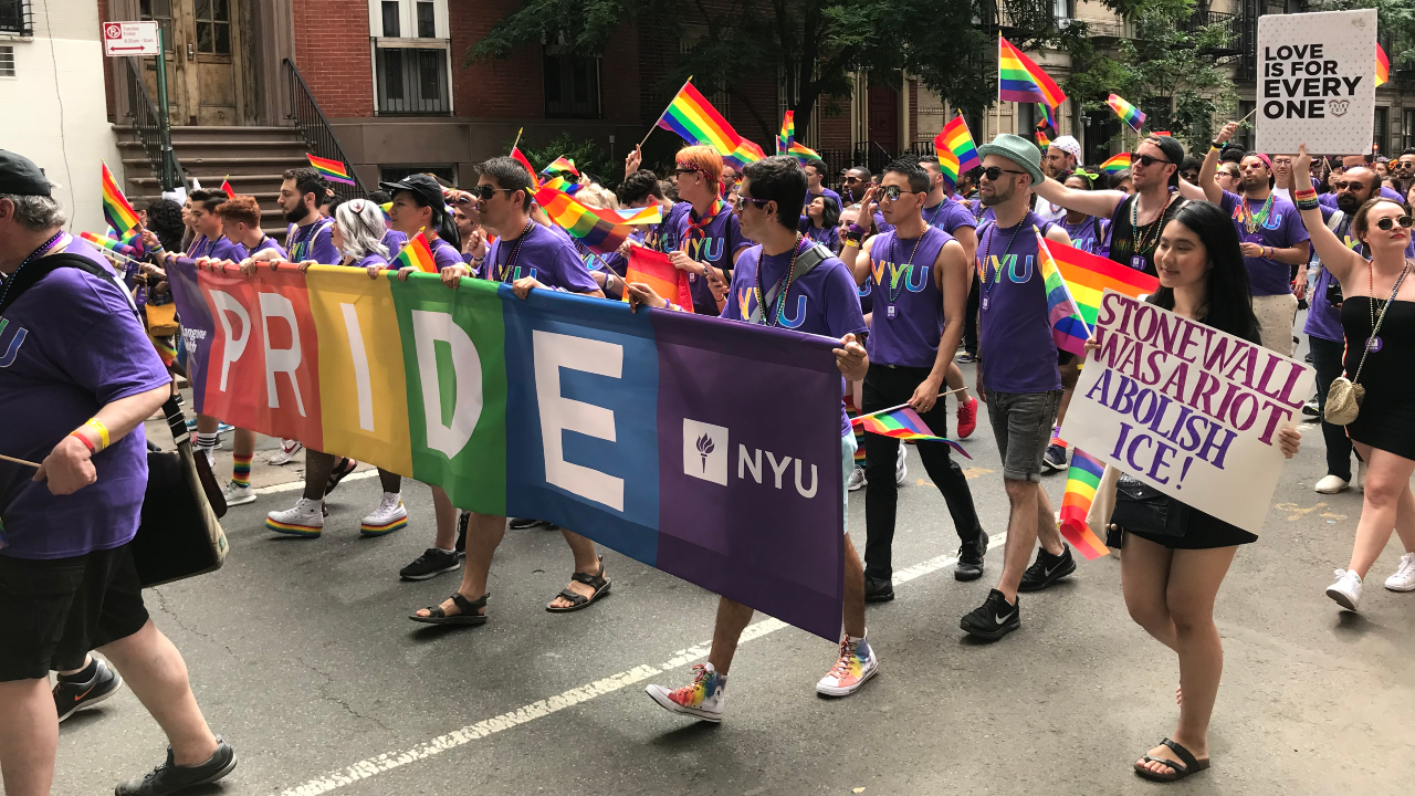 Parada do orgulho LGBTQIA+ da NYU em Nova York