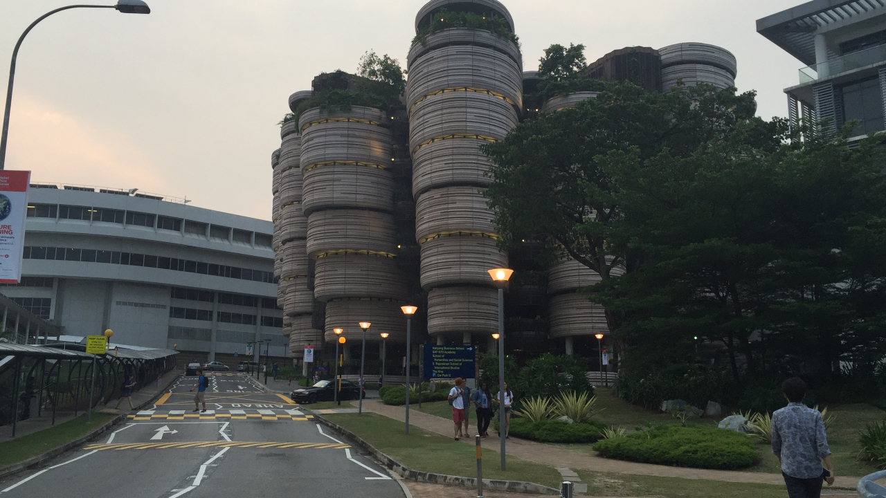 Prédio "Colmeia" da melhores novas universidades do mundo - Nanyang Technological University em Singapura
