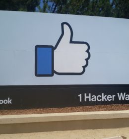 Placa de curtir na sede do Facebook - bolsas do Facebook - residência de pesquisa no Facebook