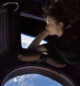 Tracy Caldwell Dyson na Estação Espacial Internacional - bolsas de pós-graduação para mulheres