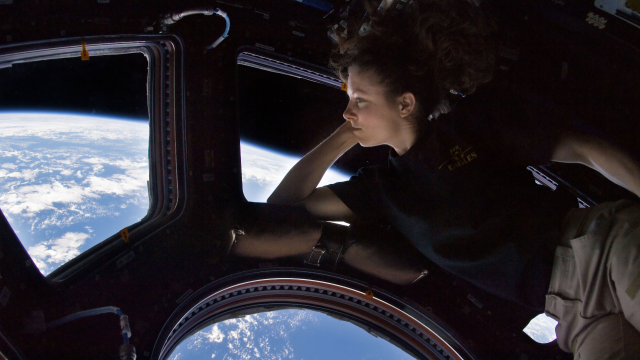 Tracy Caldwell Dyson na Estação Espacial Internacional - bolsas de pós-graduação para mulheres