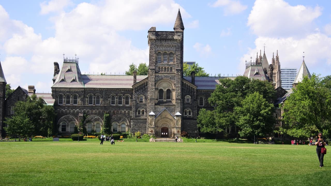 Universidade de Toronto - bolsas integrais de graduação no Canadá