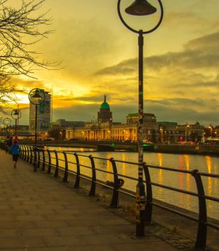 por do sol em Dublin - bolsas do governo da Irlanda