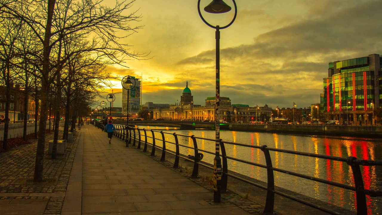 por do sol em Dublin - bolsas do governo da Irlanda