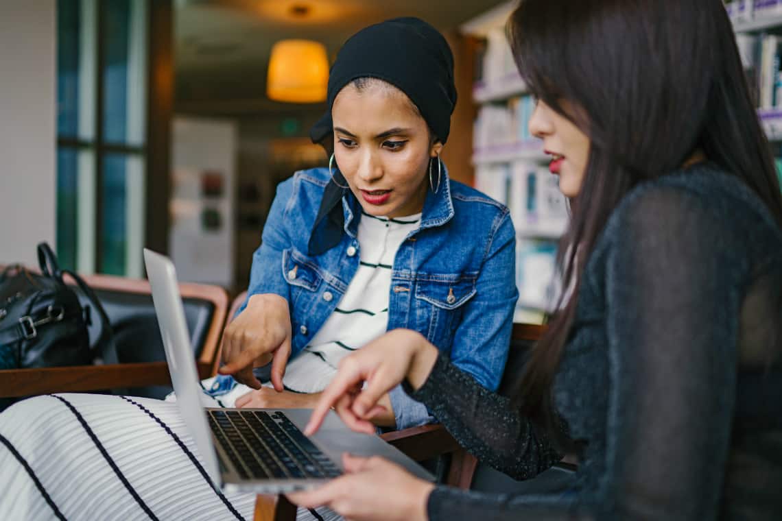 Duas mulheres trabalhando juntas - projetos multidisciplinares