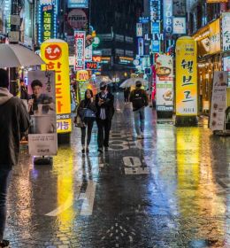 rua chuvosa em Seoul - bolsas de graduação na Coreia do Sul