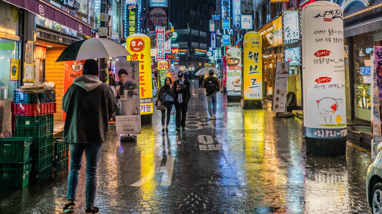 rua chuvosa em Seoul - bolsas de graduação na Coreia do Sul