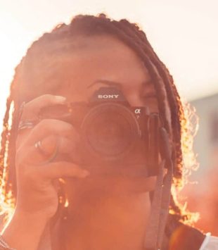 Moça com uma câmera - concurso internacional de fotografia