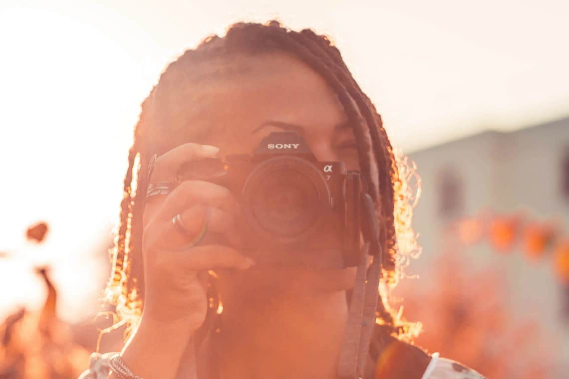 Moça com uma câmera - concurso internacional de fotografia