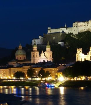 Universidade de Salzburgo à noite - mestrado em comunicação digital