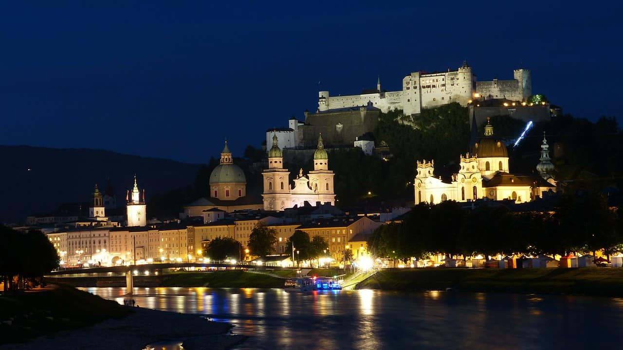 Universidade de Salzburgo à noite - mestrado em comunicação digital