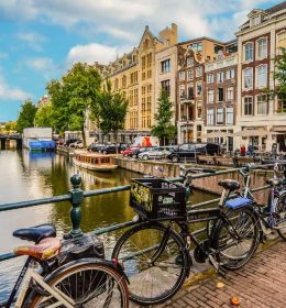 Ponte cheia de bicicletas em amsterdam - bolsas integrais de mestrado na Holanda