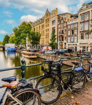 Ponte cheia de bicicletas em amsterdam - bolsas integrais de mestrado na Holanda