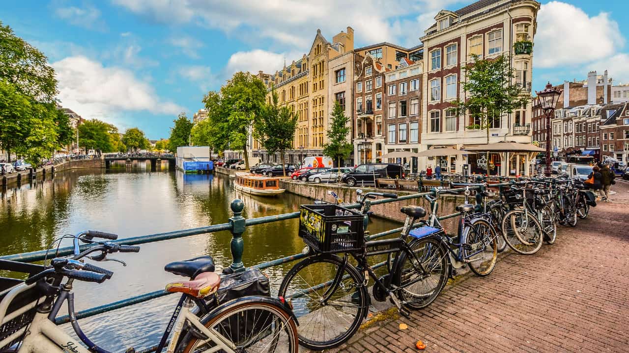 Ponte cheia de bicicletas em amsterdam - bolsas integrais de mestrado na Holanda