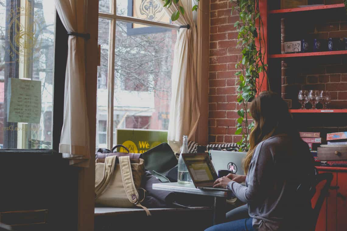 Atividades Supracurriculares - moça estudando em um café