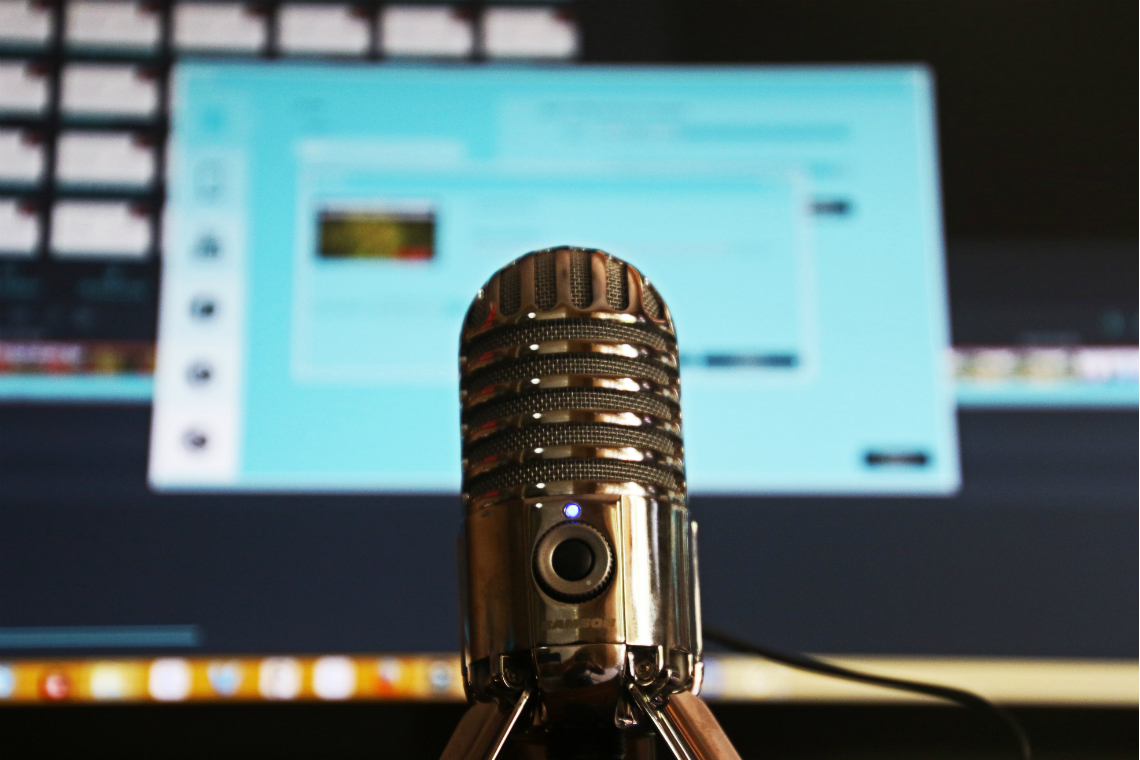 microfone e computador - podcasts para aprender idiomas