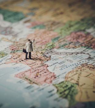 Boneco em cima de um mapa da europa - bolsa de estudos para mestrado no exterior
