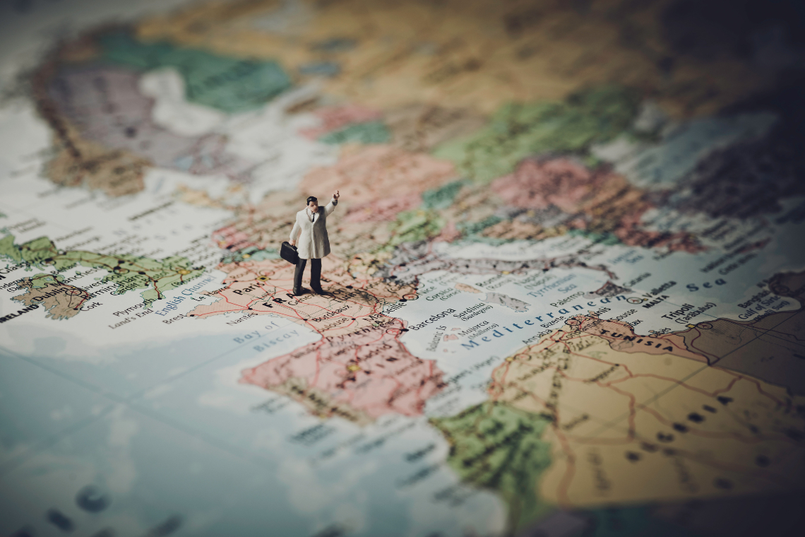 Boneco em cima de um mapa da europa - bolsa de estudos para mestrado no exterior