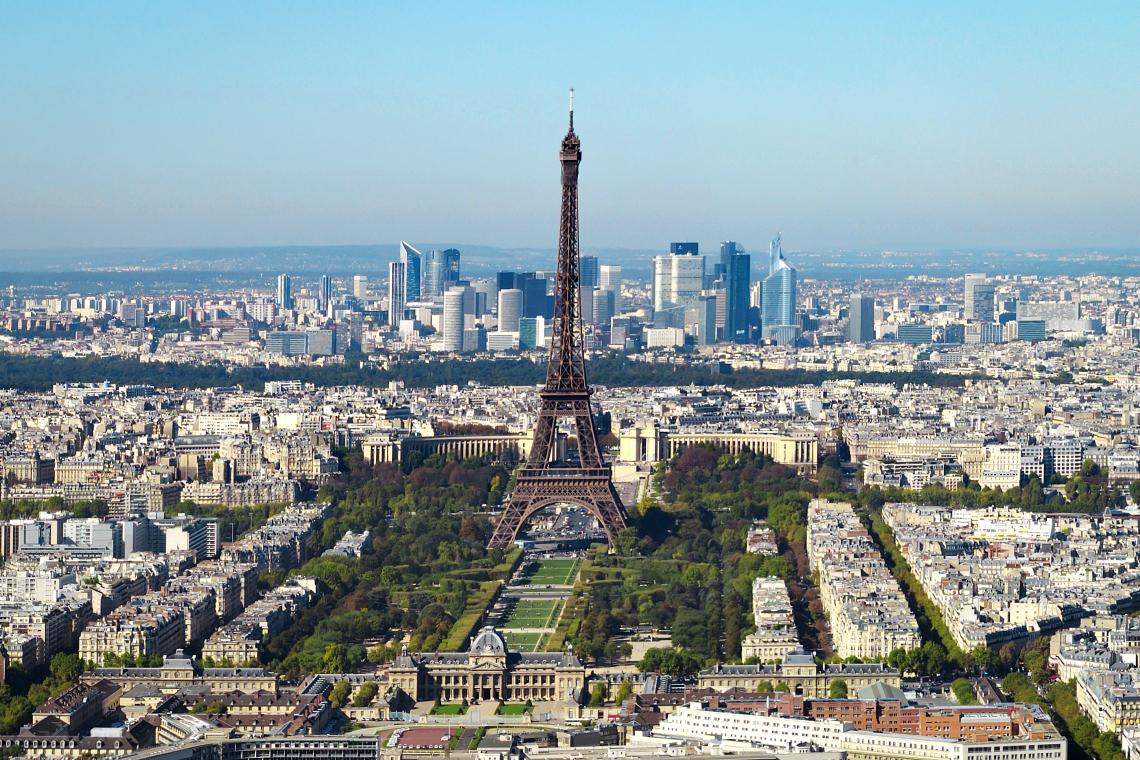 Paris, torre eiffel, frança - bolsas da embaixada da França