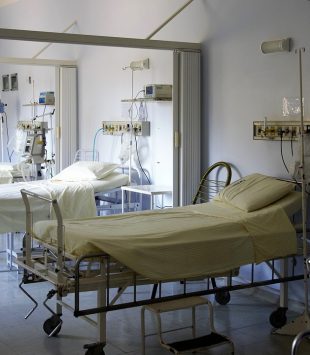 Camas vazias em um hospital - respiradores