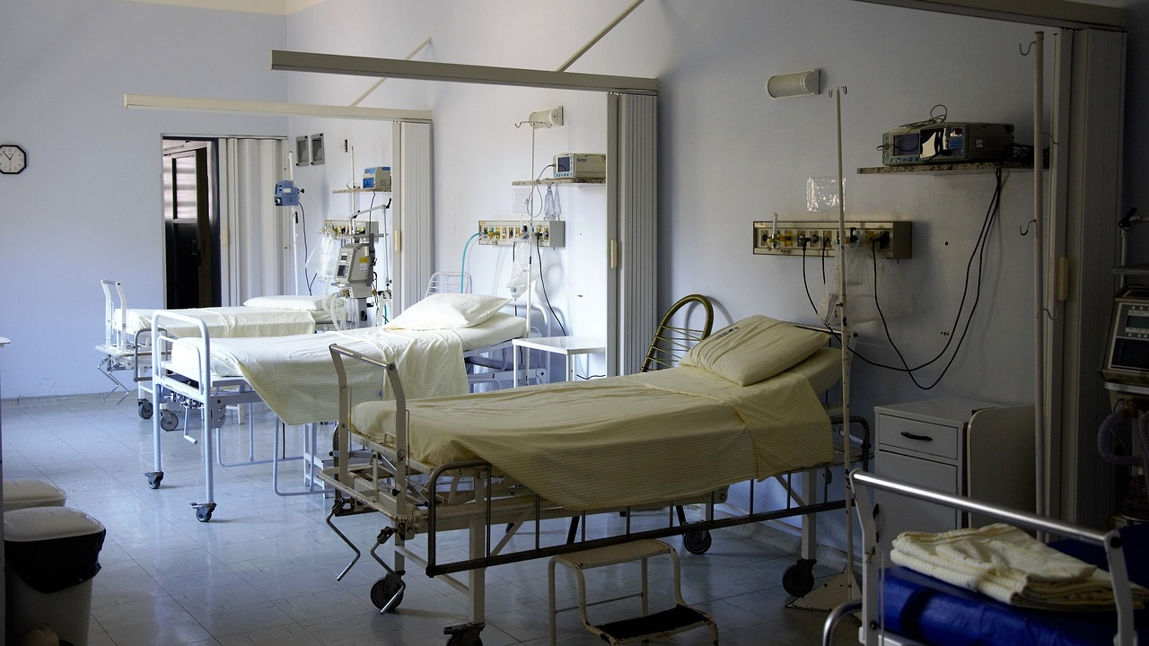 Camas vazias em um hospital - respiradores