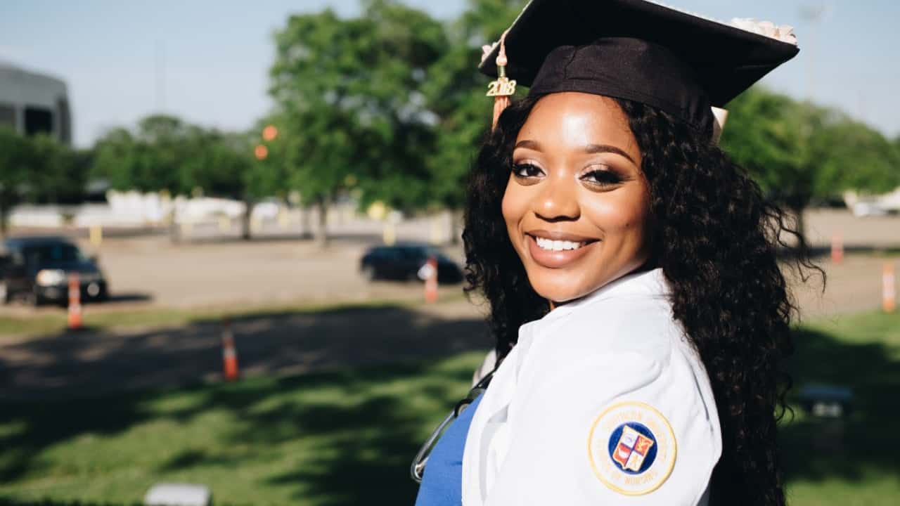 Moça com beca de formatura - o que é phd