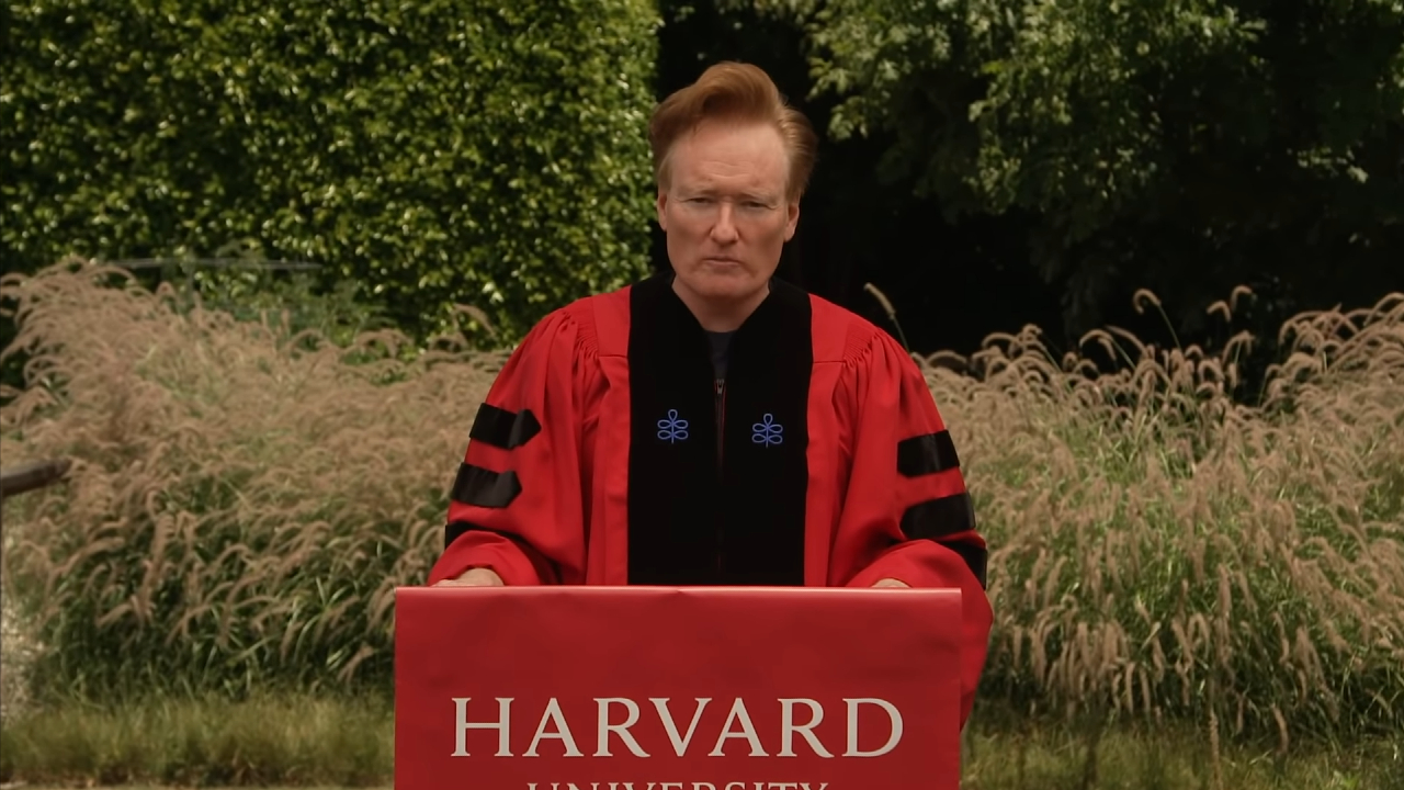 Conan O'Brien discursando durante formatura online de Harvard