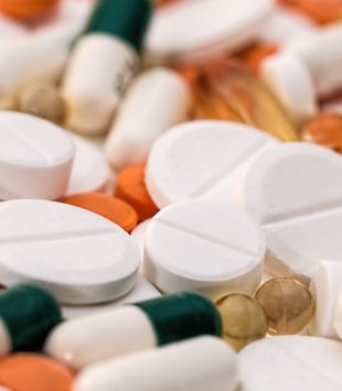 remédio eficaz contra COVID-19 - uma pilha de pílulas de diferentes tamanhos