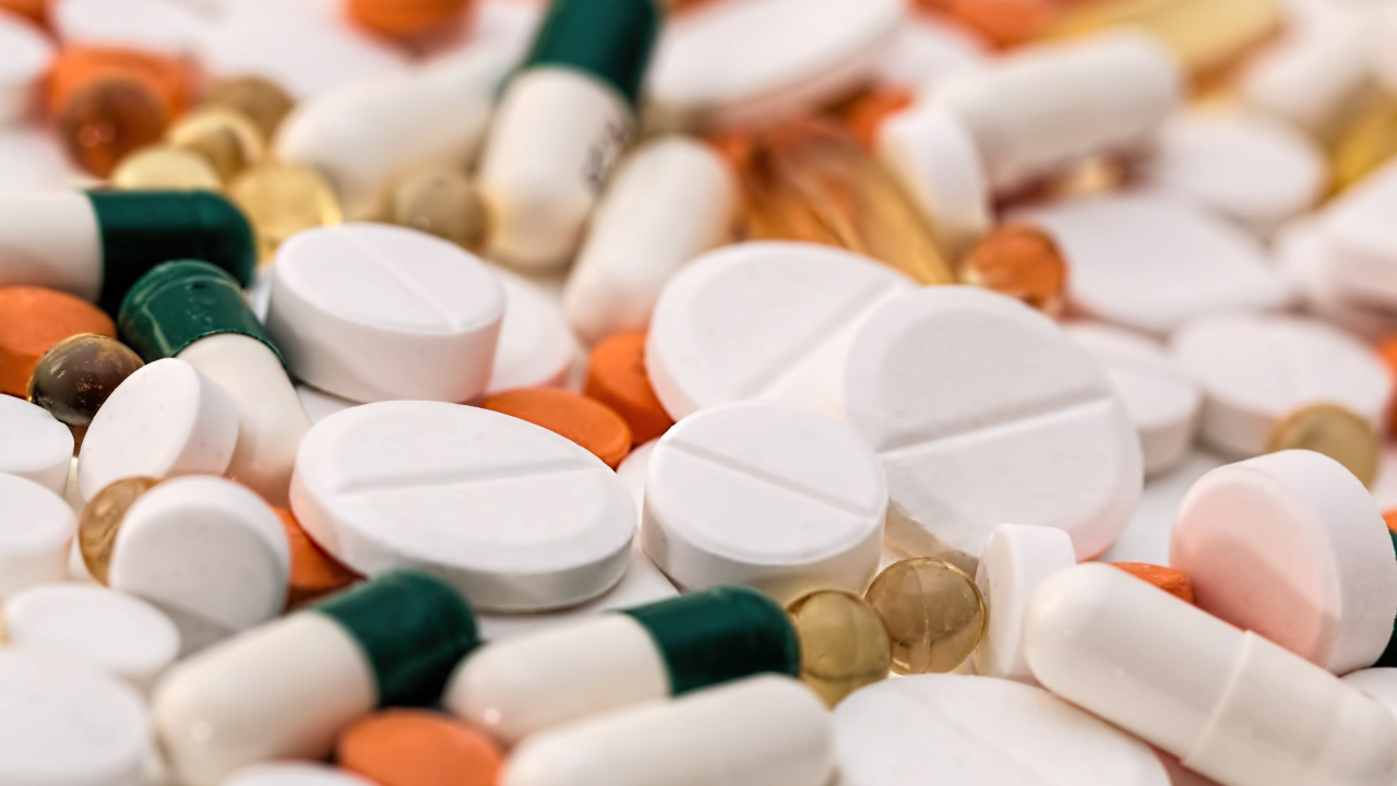 remédio eficaz contra COVID-19 - uma pilha de pílulas de diferentes tamanhos