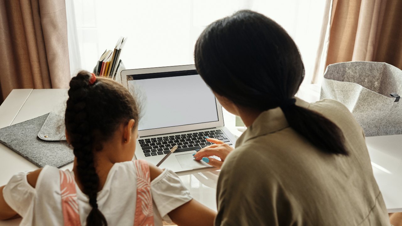 Mãe e filha estudando em frente a um computador - prêmio viva seu sonho