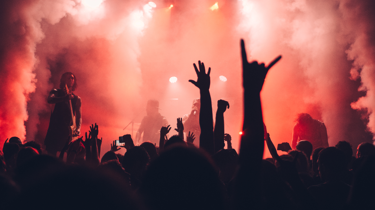 Pessoas com as mãos levantadas num show de rock