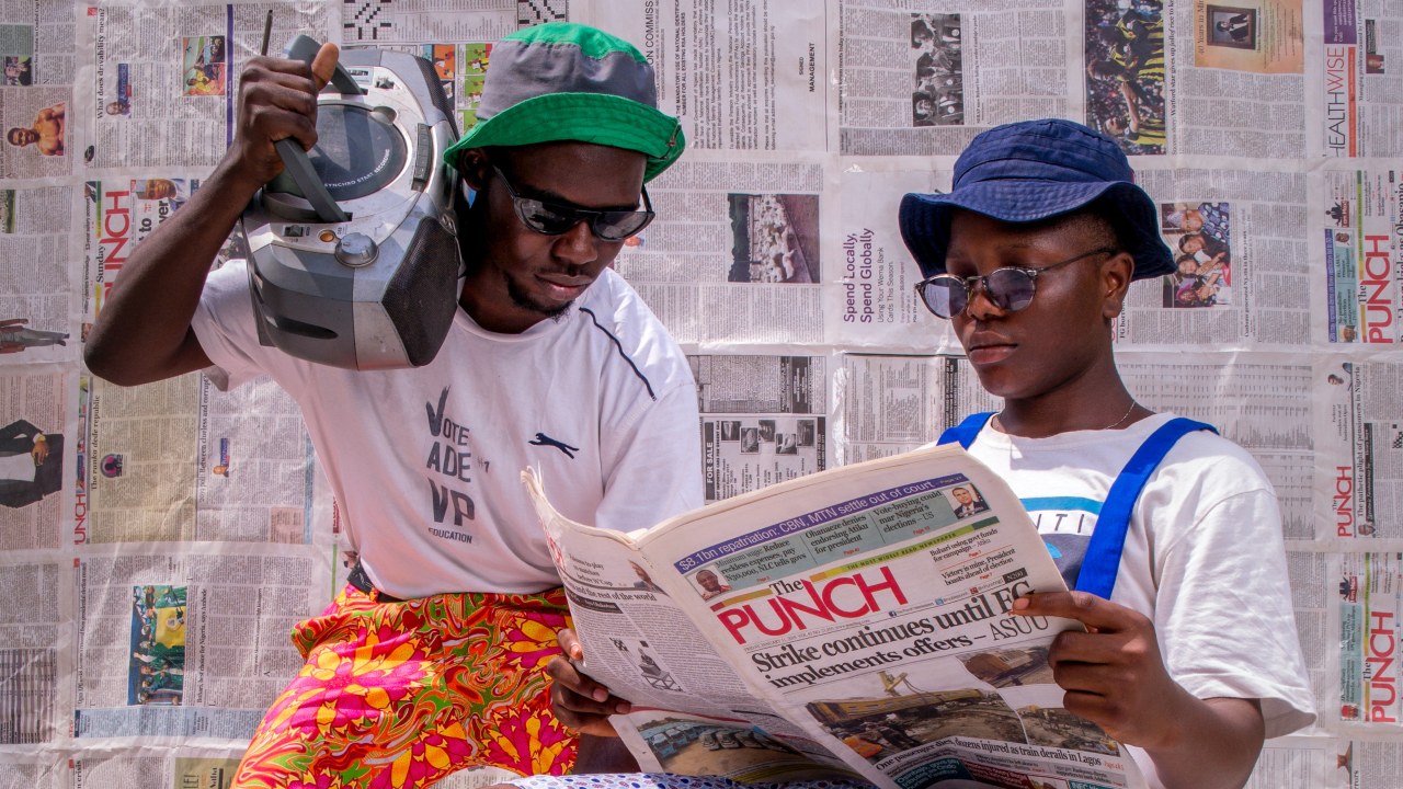 Duas pessoas, uma ouvindo rádio, a outra lendo jornal - mestrado em estudos midiáticos