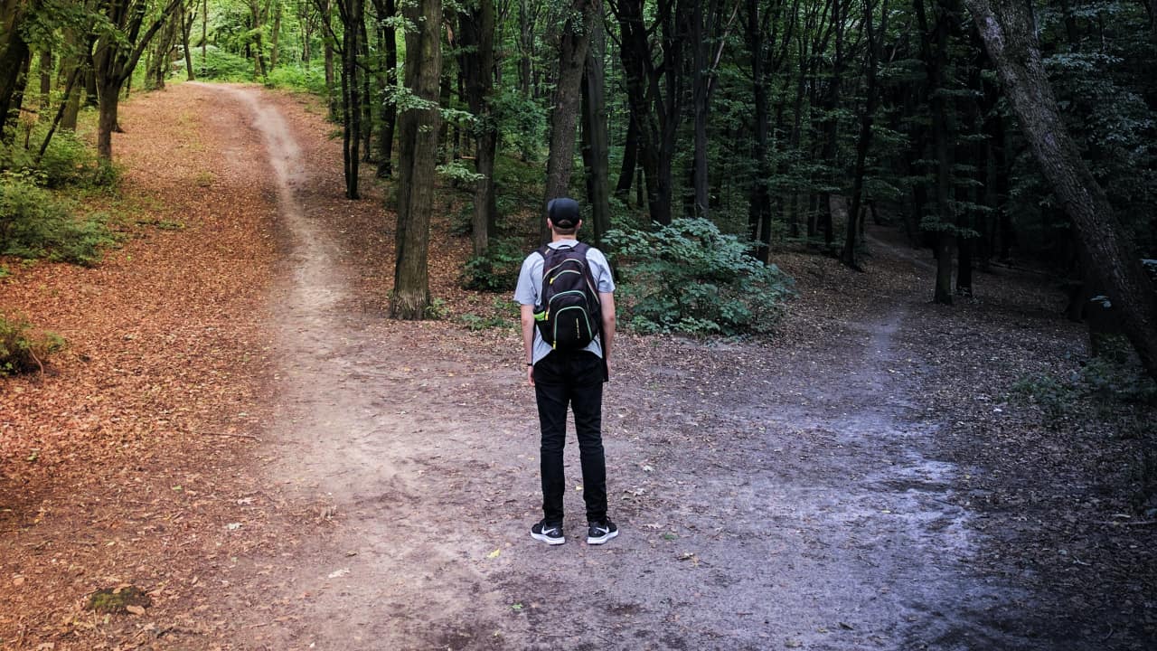 pessoa na encruzilhada se decidindo entre dois caminhos - ano sabático